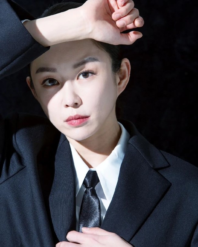 Lee Su Ryeon dikenal sebagai aktris sekaligus mantan pengawal presiden. Ia bahkan merupakan salah satu tim sekuriti pertama di Rumah Biru Korea. Foto: Instagram @suryeon_lee