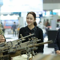 Meski awalnya sulit, Lee Su Ryeon mengaku kini menikmati akting. Apalagi dalam akting Lee bisa total mengekspresikan perasaannya. Sementara ketika menjadi bodyguard, ia terlatih menutupi emosi dan mematikan perasaannya. Foto: Instagram @suryeon_lee