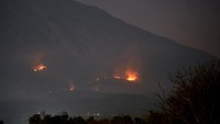 Kebakaran hutan dan lahan yang tersebar di sejumlah titik di lereng Gunung Agung pada ketinggian sekitar 2.000 meter di atas permukaan laut itu terjadi sejak Rabu (27/9).