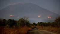 Sejumlah titik api menyala saat terjadinya kebakaran lereng Gunung Agung yang terlihat dari kawasan Kubu, Karangasem, Bali, Kamis (28/9/2023).   