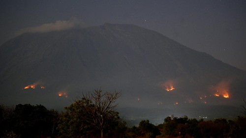 Sejumlah titik api menyala saat terjadinya kebakaran lereng Gunung Agung yang terlihat dari kawasan Kubu, Karangasem, Bali, Kamis (28/9/2023). Kebakaran hutan dan lahan yang tersebar di sejumlah titik di lereng Gunung Agung pada ketinggian sekitar 2.000 meter di atas permukaan laut sejak Rabu (27/9) itu diperkirakan terjadi karena adanya gesekan ranting pohon saat musim kemarau. ANTARA FOTO/Fikri Yusuf/nym.