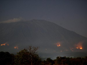 Kebakaran Hutan di Lereng Gunung Agung Meluas Hingga 520 Hektare