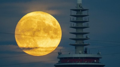 Lihat Lagi Indahnya Fenomena Supermoon di Eropa
