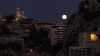 Selain Jerman, penampakan bulan pernama juga muncul di langit Prancis, tepatnya di Marseille.