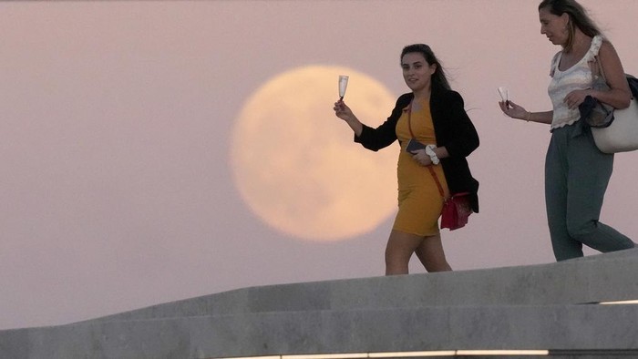 Lihat Lagi Indahnya Fenomena Supermoon di Eropa