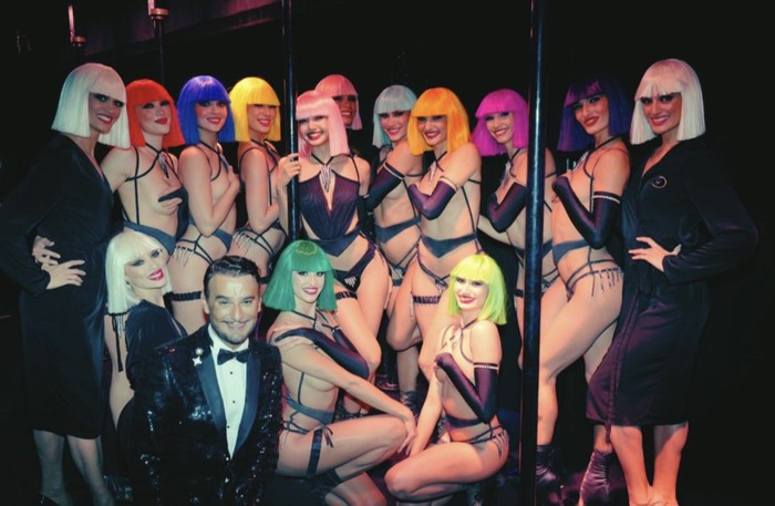 Lisa BLACKPINK bersama tim Crazy Horse Paris.