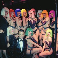 Sejumlah netizen Korea mengecam Lisa BLACKPINK atas keputusannya untuk tampil di kelab kabaret yang dikenal dengan imej vulgar. Terlebih beredar fotonya dengan para penari Crazy Horse Paris yang hanya menutup bagian dadanya dengan tangan. Foto: dok. Twitter @PopBase