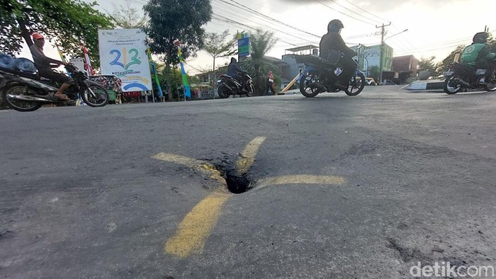 Lubang di Jalan Cingised Bandung