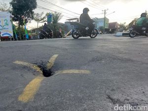 Hati-hati! Ada Lubang Tak Terlihat di Jalan Cingised