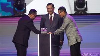 Pantauan detikcom di JCC Senayan, Jakarta, Jumat (29/9/2023) proses pembukaan dilakukan dengan menekan replika tuas pesawat. Budi Karya, Luhut, dan Sandi secara bersama-sama menekan tuas, kemudian video pesawat lepas landas diputar sebagai tanda acara resmi dibuka.