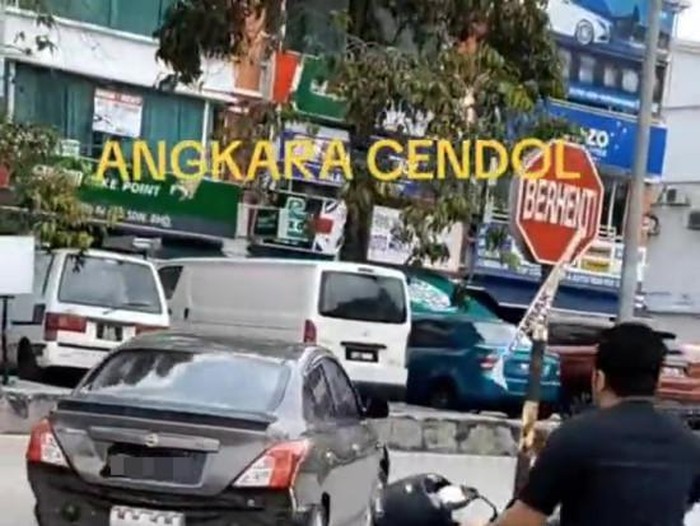 Makan Cendol Tanpa Bayar, Mobil Pembeli Dikejar Banyak Orang