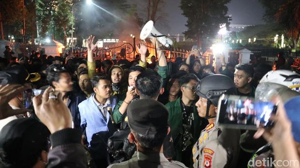 Massa 'September Hitam' jebol pagar Gedung Sate Bandung