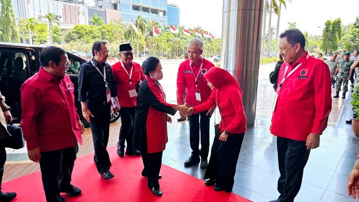 Megawati tiba di Rakernas PDIP disambut Ganjar dan istrinya