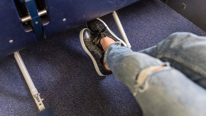 Memakai sepatu di pesawat sangat disarankan.