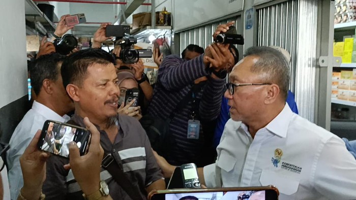 Mendag Zulhas ke Pasar Asemka mendengarkan curhat pedagang yang mengeluhkan omzet turun hingga 80%