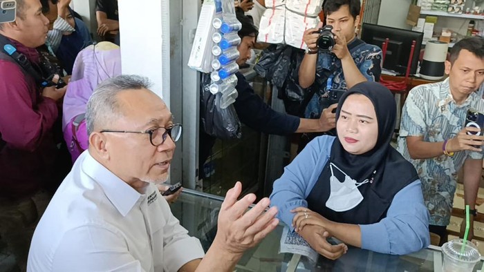 Mendag Zulhas ke Pasar Asemka dan dicurhati para pedagang soal TikTok Shop yang katanya bikin sepi.