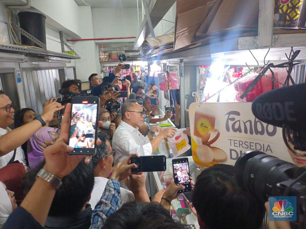 Mendag Zulkifli Hasan sidak ke Pasar Asemka. (CNBC Indonesia/Martyasari Rizky)
