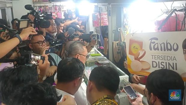 Mendag Zulkifli Hasan sidak ke Pasar Asemka. (CNBC Indonesia/Martyasari Rizky)