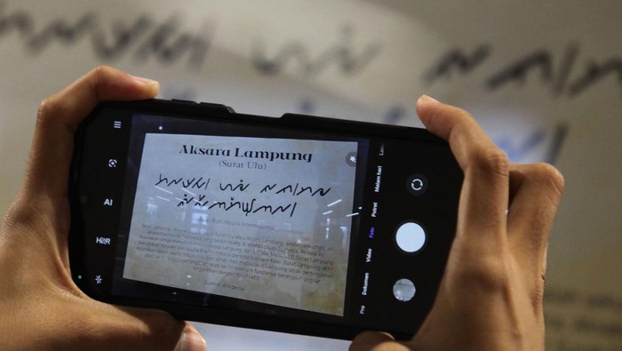 Mengenal Aksara Nusantara hingga Mancanegara Lewat Pameran Pengunjung mengamati manuskrip yang dipajang pada pameran Aksara di ruang bawah tanah Alun-Alun Surabaya, Jawa Timur, Jumat (29/9/2023). Pameran dalam rangka memperingati Hari Aksara Internasional dengan mengangkat tema Membingkai Aksara Nusantara dan Dunia dari Surabaya tersebut menampilkan sembilan aksara nusantara dan enam aksara dari negara lain. ANTARA FOTO/Didik Suhartono/Spt.