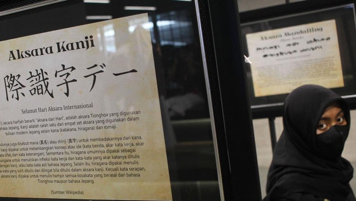 Mengenal Aksara Nusantara hingga Mancanegara Lewat Pameran Pengunjung mengamati manuskrip yang dipajang pada pameran Aksara di ruang bawah tanah Alun-Alun Surabaya, Jawa Timur, Jumat (29/9/2023). Pameran dalam rangka memperingati Hari Aksara Internasional dengan mengangkat tema Membingkai Aksara Nusantara dan Dunia dari Surabaya tersebut menampilkan sembilan aksara nusantara dan enam aksara dari negara lain. ANTARA FOTO/Didik Suhartono/Spt.