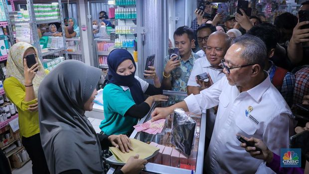 Menteri Perdagangan (Mendag) Zulkifi Hasan saat meninjau pusat grosir pasar Asemka, Jakarta Barat, Jumat (29/9/2023). (CNBC Indonesia/Faisal Rahman)