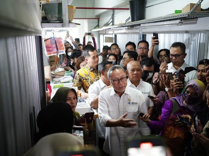 Menteri Perdagangan RI Zulkifli Hasan mengunjungi Pusat Grosir Asemka, Jakarta Barat, Jumat (29/9/2023).