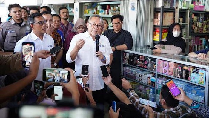 Menteri Perdagangan RI Zulkifli Hasan mengunjungi Pusat Grosir Asemka, Jakarta Barat, Jumat (29/9/2023).