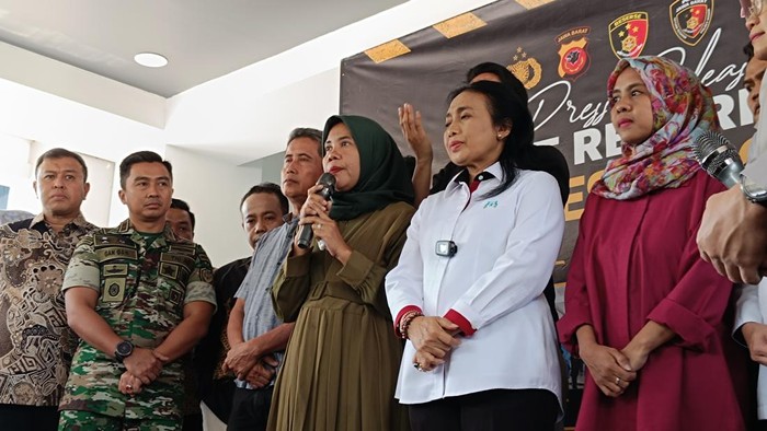 Menteri PPPA I Gusti Ayu Bintang Darmawati saat mendampingi penyerahan bayi tertukar. (Rizky Adha/detikcom)