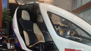 Dari pantauan detikINET pada booth Prestige, mobil terbang yang dipamerkan memiliki livery Kepolisian Republik Indonesia. Foto: Argya Dharma Maheswara/detikcom