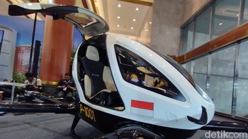 EHang 216 adalah mobil terbang multicopter dengan 16 rotor. Mobil terbang ini mengusung sistem Electric Vertical Take-Off and Landing (eVTOL) layaknya helikopter pada umumnya. Foto: Argya Dharma Maheswara/detikcom