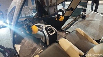 Ruang kokpit. EHang 216 dapat terbang dengan kecepatan maksimum 130km/jam di ketinggian 500 meter. Mobil terbang ini mampu membawa beban maksimal 250 kilogram dan terbang sejauh 35 km tanpa henti. Foto: Argya Dharma Maheswara/detikcom