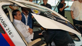 Presiden Jokowi juga mencoba duduk di mobil terbang ini saat mengunjungi pembukaan Hub Space x KAI Expo 2023. Foto: Andhika Prasetia/detikcom