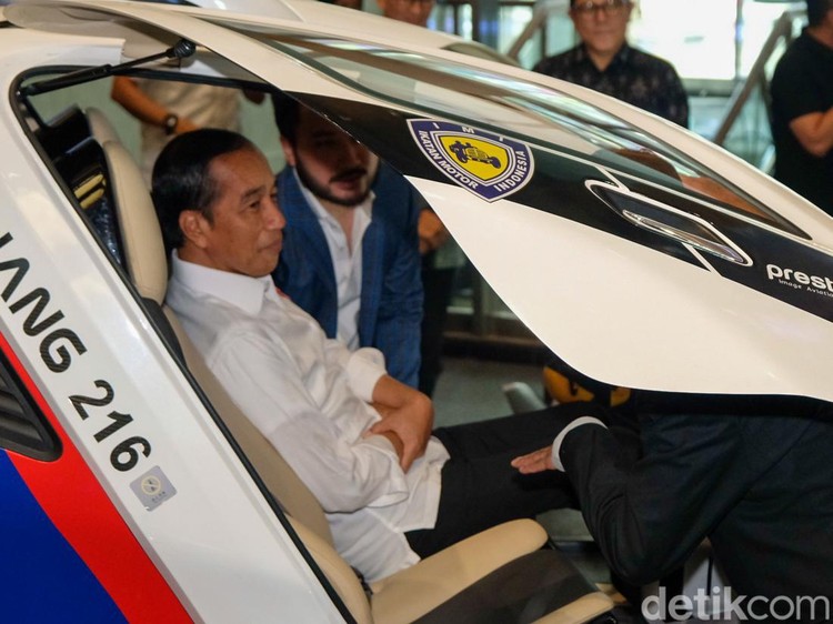 Mobil Terbang Rudi Salim Curi Perhatian Jokowi di Hub Space KAI Expo 2023