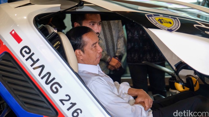 Mobil Terbang Rudi Salim Curi Perhatian Jokowi di Hub Space KAI Expo 2023