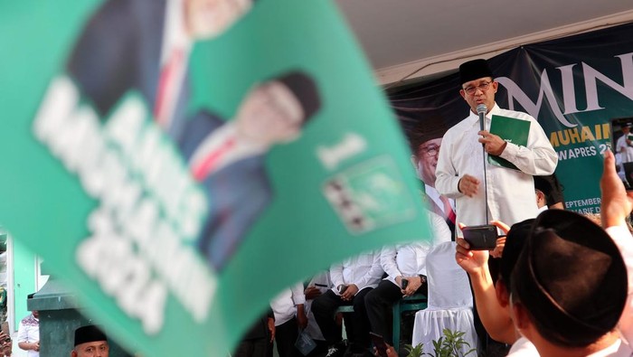 Bakal calon wakil presiden Muhaimin Iskandar (kanan)  menyampaikan pidato disaksikan pasangannya bakal calon presiden Anies Baswedan (tengah) saat safari politik di Ponpes Mambaul Maarif Denanyar, Kabupaten Jombang, Jawa Timur, Jumat (29/9/2023). Safari politik pasangan Anies Baswedan - Muhaimin Iskandar (AMIN) di Jawa Timur tersebut untuk bersilaturahmi ke sejumlah pondok pesantren di Sumenep dan Jombang serta bertemu dengan para kyai dan ibu nyai. ANTARA FOTO/Syaiful Arif/aww.