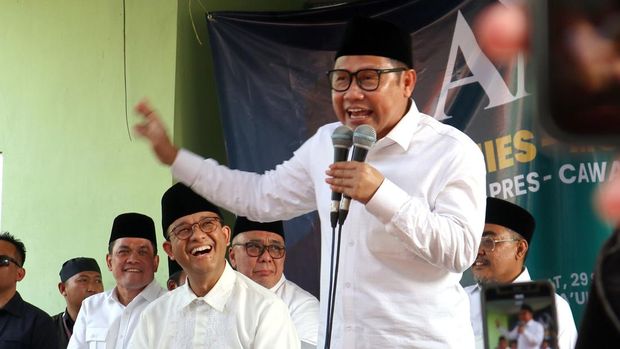 Bakal calon wakil presiden Muhaimin Iskandar (kanan)  menyampaikan pidato disaksikan pasangannya bakal calon presiden Anies Baswedan (tengah) saat safari politik di Ponpes Mambaul Ma'arif Denanyar, Kabupaten Jombang, Jawa Timur, Jumat (29/9/2023). Safari politik pasangan Anies Baswedan - Muhaimin Iskandar (AMIN) di Jawa Timur tersebut untuk bersilaturahmi ke sejumlah pondok pesantren di Sumenep dan Jombang serta bertemu dengan para kyai dan ibu nyai. ANTARA FOTO/Syaiful Arif/aww.