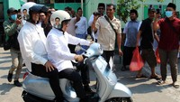 Anies dan Cak Imin berboncengan menaiki vespa dari Stadion Merdeka Jombang menuju Pondok Pesantren (Ponpes) Mambaul Marif Denanyar, Jombang, Jawa Timur, Jumat (29/9/2023).  