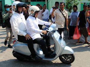 Momen Anies-Cak Imin Boncengan Vespa Saat Safari Politik di Jombang