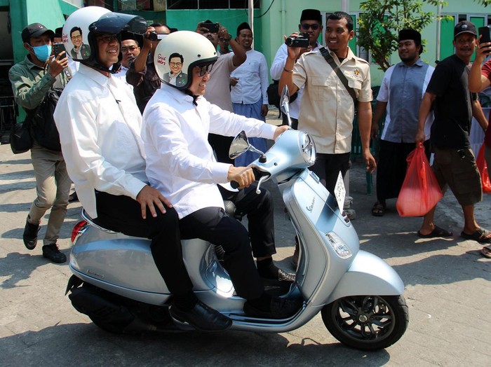 Bakal calon wakil presiden Muhaimin Iskandar (kanan)  menyampaikan pidato disaksikan pasangannya bakal calon presiden Anies Baswedan (tengah) saat safari politik di Ponpes Mambaul Maarif Denanyar, Kabupaten Jombang, Jawa Timur, Jumat (29/9/2023). Safari politik pasangan Anies Baswedan - Muhaimin Iskandar (AMIN) di Jawa Timur tersebut untuk bersilaturahmi ke sejumlah pondok pesantren di Sumenep dan Jombang serta bertemu dengan para kyai dan ibu nyai. ANTARA FOTO/Syaiful Arif/aww.
