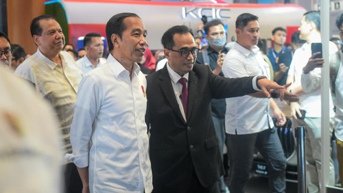 Acara Hub Space X KAI Expo 2023 resmi dibuka oleh Menteri Perhubungan Budi Karya Sumadi di JCC, Senayan, Jakarta, Jumat (29/9/2023). Presiden Joko Widodo (Jokowi) yang turut hadir ditemani Menhub dan Chairul tanjung berkeliling melihat pameran.
