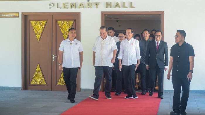 Acara Hub Space X KAI Expo 2023 resmi dibuka oleh Menteri Perhubungan Budi Karya Sumadi di JCC, Senayan, Jakarta, Jumat (29/9/2023). Presiden Joko Widodo (Jokowi) yang turut hadir ditemani Menhub dan Chairul tanjung berkeliling melihat pameran.