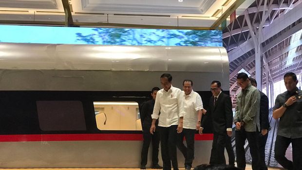 Momen Jokowi berkeliling di Hub Space (Rumondang/detikcom)