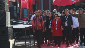 Momen Megawati Resmikan Mobil Bioskop Keliling PDIP