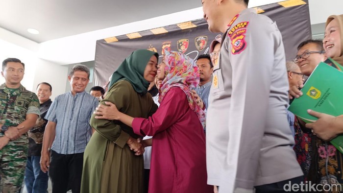 Momen pelukan kedua orang tua yang bayinya tertukar di Bogor (Rizky Adha/detikcom)