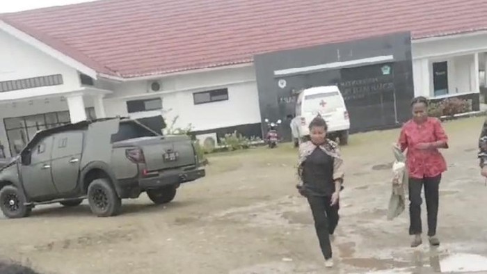 Nakes lari keluar RSUD Nduga setelah kedatangan anggota TNI.