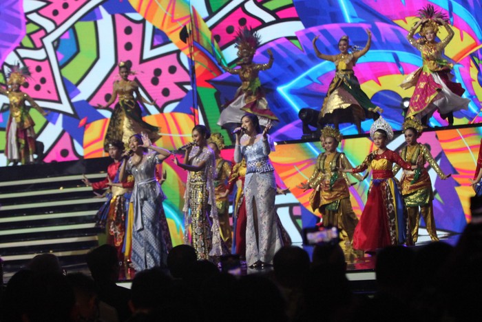 Novia Bachmid, Olivia dan Maribeth Novia Bachmid, Olivia dan Maribeth tampil membawakan lagu dalam acara Hub Space X KAI Expo 2023 di JCC Senayan, Jakarta, Jumat (29/9/2023).