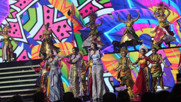 Novia Bachmid, Olivia dan Maribeth tampil membawakan lagu dalam acara Hub Space X KAI Expo 2023 di JCC Senayan, Jakarta, Jumat (29/9/2023).