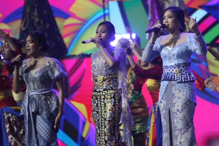 Novia Bachmid, Olivia dan Maribeth tampil membawakan lagu dalam acara Hub Space X KAI Expo 2023 di JCC Senayan, Jakarta, Jumat (29/9/2023).