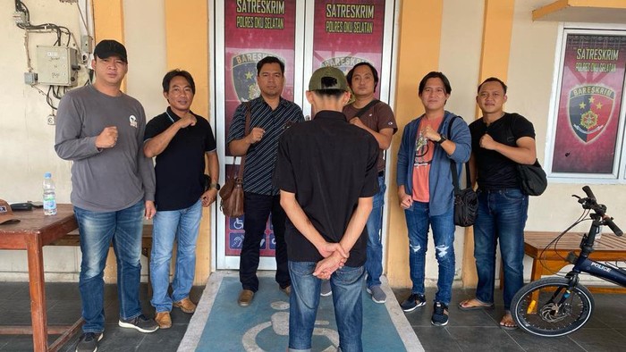 Pelaku saat diamankan di Mapolres OKU Selatan.