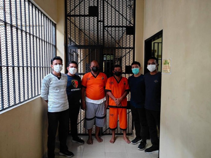 Oknum kades dan bendahara korupsi dana desa ratusan juta ditahan polisi